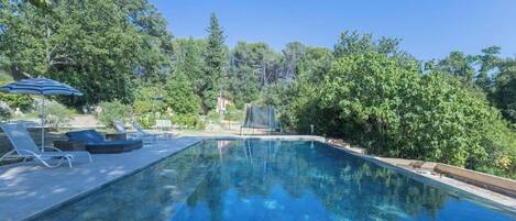 حمّام سباحة مُدفَّأ