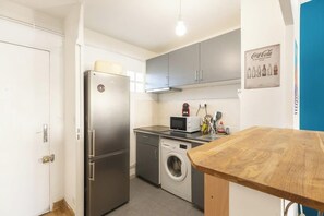 Fridge, microwave, coffee/tea maker - Nid du 5ème - Proche Bd Baille - Métro et commerce (Marseille)