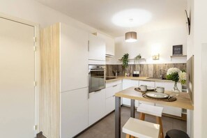 Kühlschrank, Mikrowelle, Ofen, Geschirrspüler