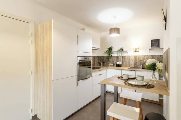 Kühlschrank, Mikrowelle, Ofen, Geschirrspüler