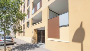A multi-story building with balconies, a car parked in front, and a tree to the left. - La Terrasse de Duranne - Accès rapide TGV Aéroport (Aix-en-Provence)