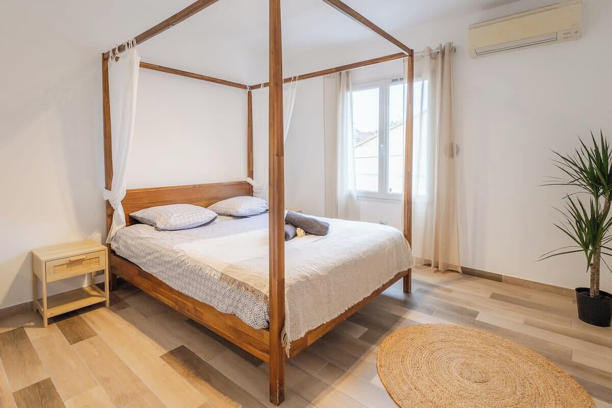 Iron/ironing board, WiFi, bed sheets