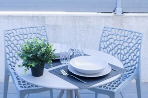 تناول الطعام بالخارج