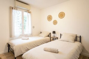 Iron/ironing board, WiFi, bed sheets
