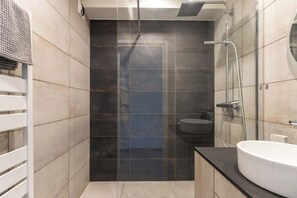 Douche, séchoir à cheveux, serviettes fournies