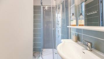 Een douche, handdoeken