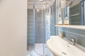 Douche, serviettes fournies