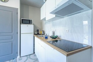 Réfrigérateur, micro-ondes, cafetière/bouilloire, grille-pain