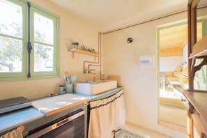 Kylskåp, ugn, diskmaskin och kaffe- och tebryggare