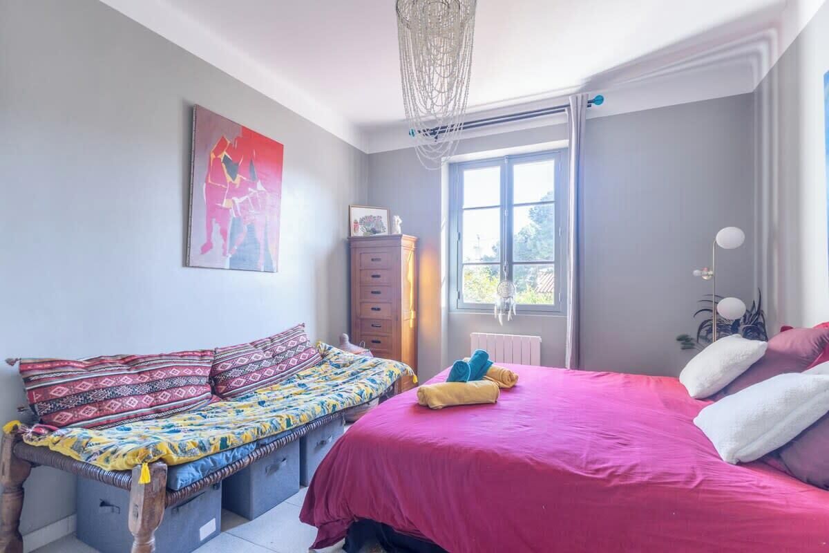 Un dormitorio con cama, sofá, cómoda y ventana.