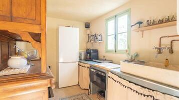 Frigorífic, forn, rentaplats i cafetera i tetera