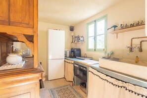 Frigorífico, horno, lavavajillas y cafetera o tetera