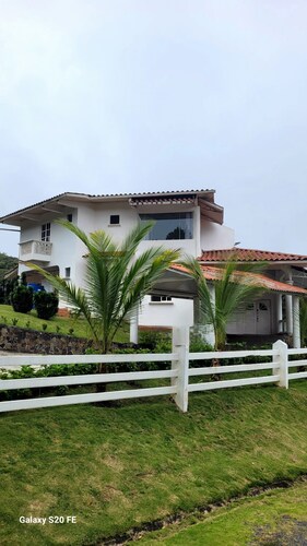 Villa de Montana en Altos del Maria