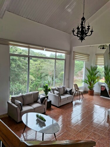 Villa de Montana en Altos del Maria