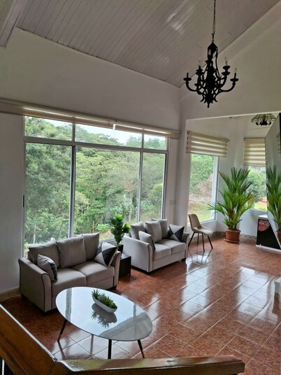 Villa de Montana en Altos del Maria