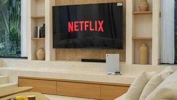 Smart TV, video games