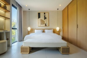 Ein modernes Schlafzimmer mit einem großen Bett, einem Holzschrank und Blick durch ein Fenster.