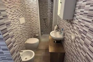 Shower, bidet - The Space🌟 Castello Studio – Live the Authentic Venice, Just Steps from the Biennale 🌟Forget the crowded, chaotic Venice: here you’ll experience the real city, the one Venetians live every day. In the heart of Castello, this studio apartment of (Venice)