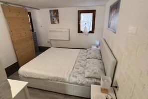 Room - The Space🌟 Castello Studio – Live the Authentic Venice, Just Steps from the Biennale 🌟Forget the crowded, chaotic Venice: here you’ll experience the real city, the one Venetians live every day. In the heart of Castello, this studio apartment of (Venice)