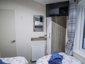 Cottage | 2 bedrooms, individually decorated, individually furnished, free WiFi - Lakeside Lodge (Stowmarket)