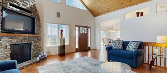 Mountain-View Retreat in Peaceful Franklin – Cozy, Pet-Friendly Escape