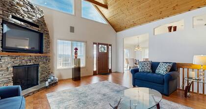 Mountain-View Retreat in Peaceful Franklin – Cozy, Pet-Friendly Escape