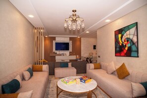 Smart TV, fireplace, books - Warm & Cozy Apartment in Rabat Near Agdal Station (Rabat)