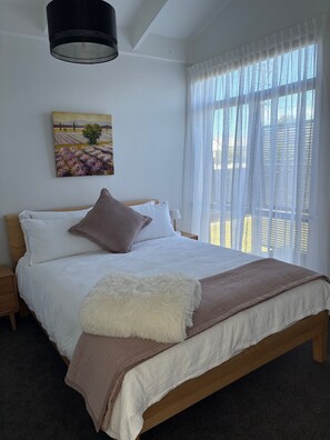 Tabla de planchar con plancha, wifi y ropa de cama 