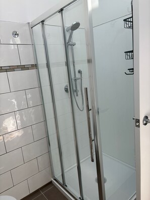 Ducha, secador de pelo, toallas, jabón