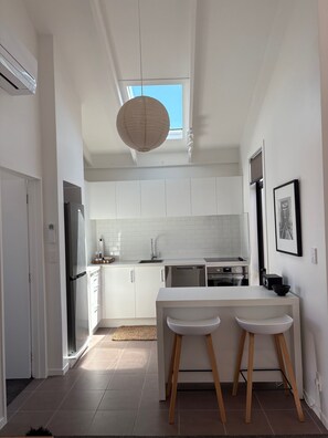 Private kitchen - Central Haven: Sunny, Secure & Walk to the River (Whanganui)