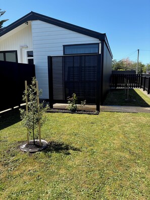 Property grounds - Central Haven: Sunny, Secure & Walk to the River (Whanganui)