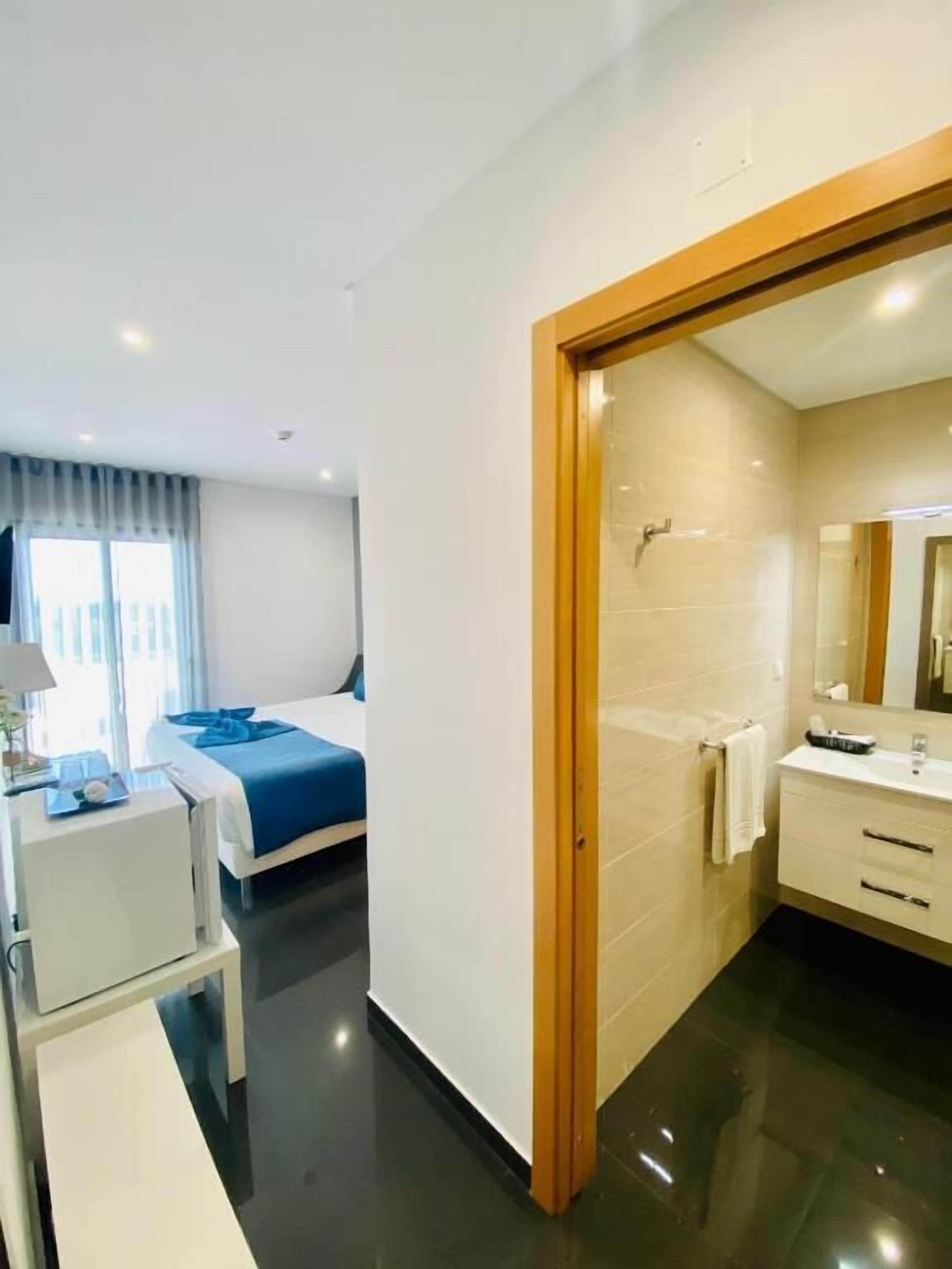 Basic Double or Twin Room | In-room safe, desk, blackout drapes, iron/ironing board