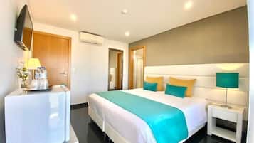 Caja de seguridad en la habitación, escritorio y cortinas blackout