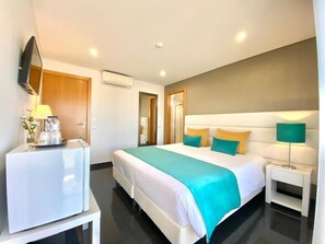 In-room safe, desk, blackout drapes, iron/ironing board - Sunfield Guest House - Only adults (Albufeira)