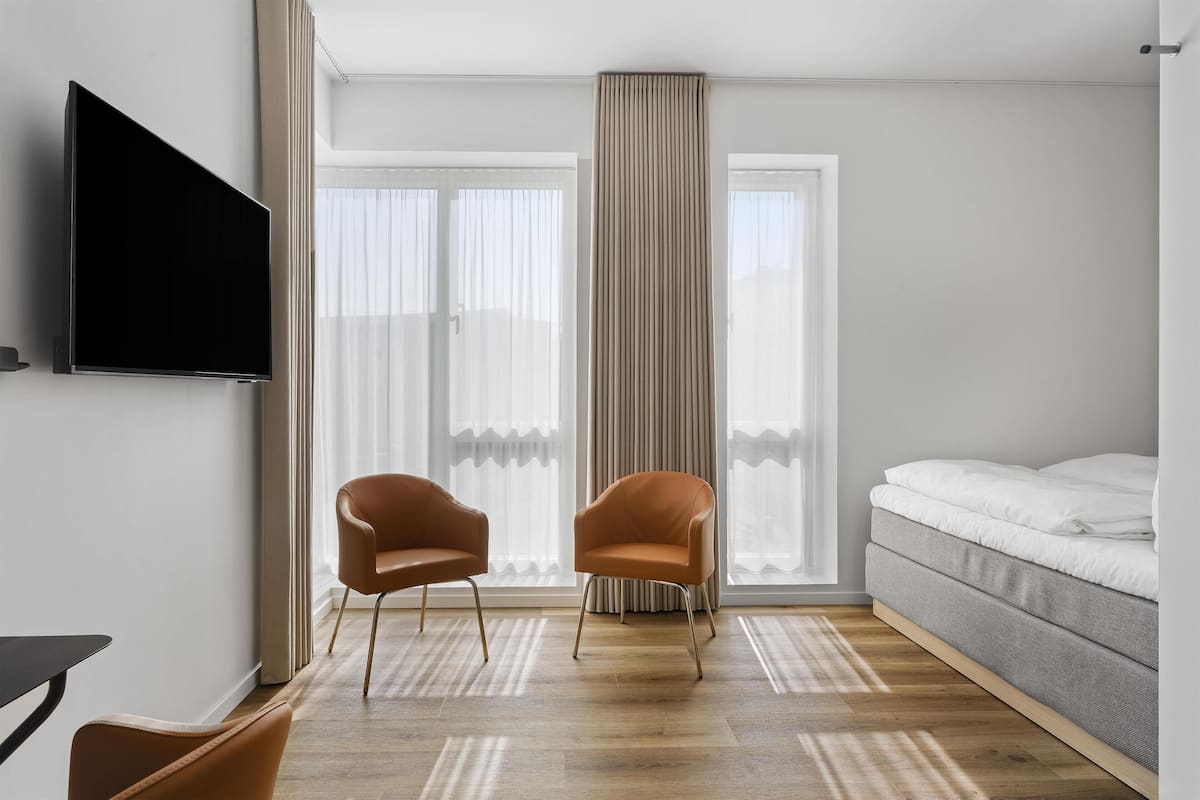 Hypo-allergenic bedding, in-room safe, desk, laptop workspace