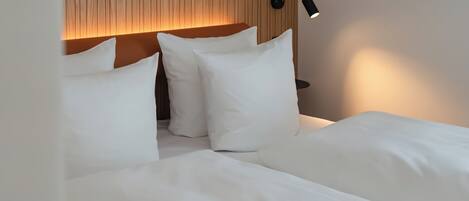 Standardrum - 1 kingsize-säng - icke-rökare | Allergitestade sängkläder, värdeförvaringsskåp på rummet och skrivbord