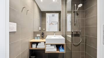 Economy-Zimmer, 1 Queen-Bett, Nichtraucher | Badezimmer | Dusche, Haartrockner, Fußbodenheizung (Badezimmer), Handtücher