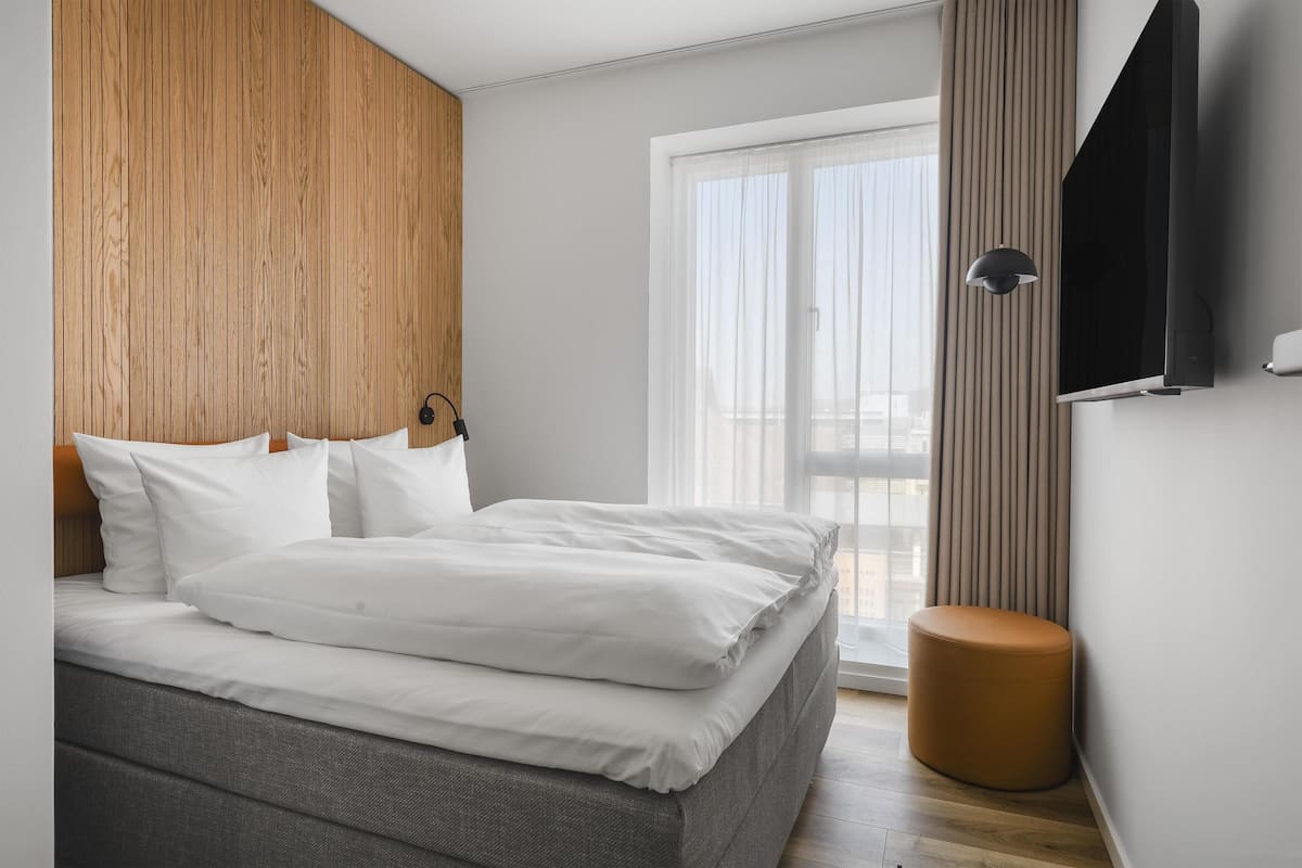 Hypo-allergenic bedding, in-room safe, desk, laptop workspace