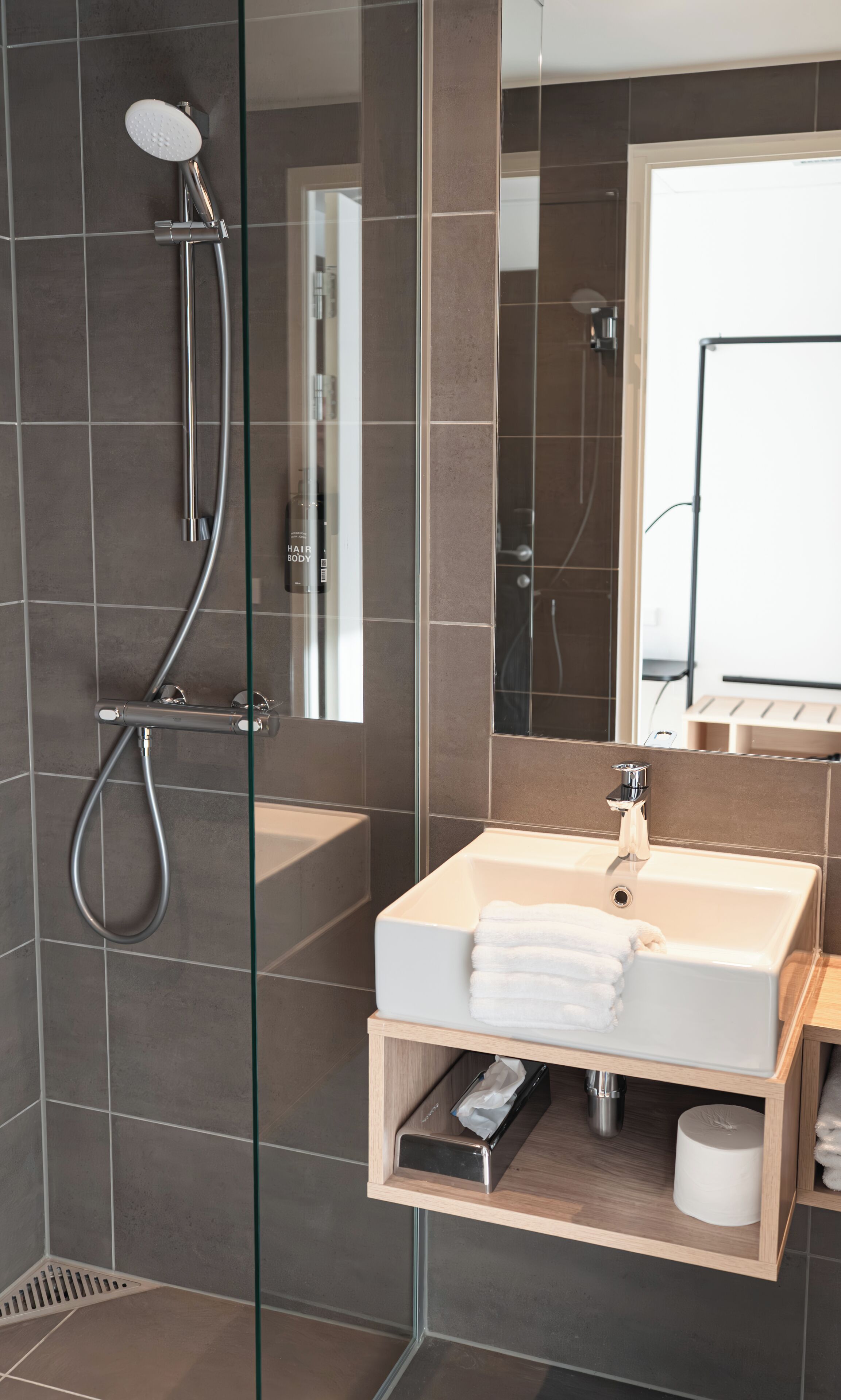 Economy Room, 1 Queen Bed, Non Smoking | Bathroom