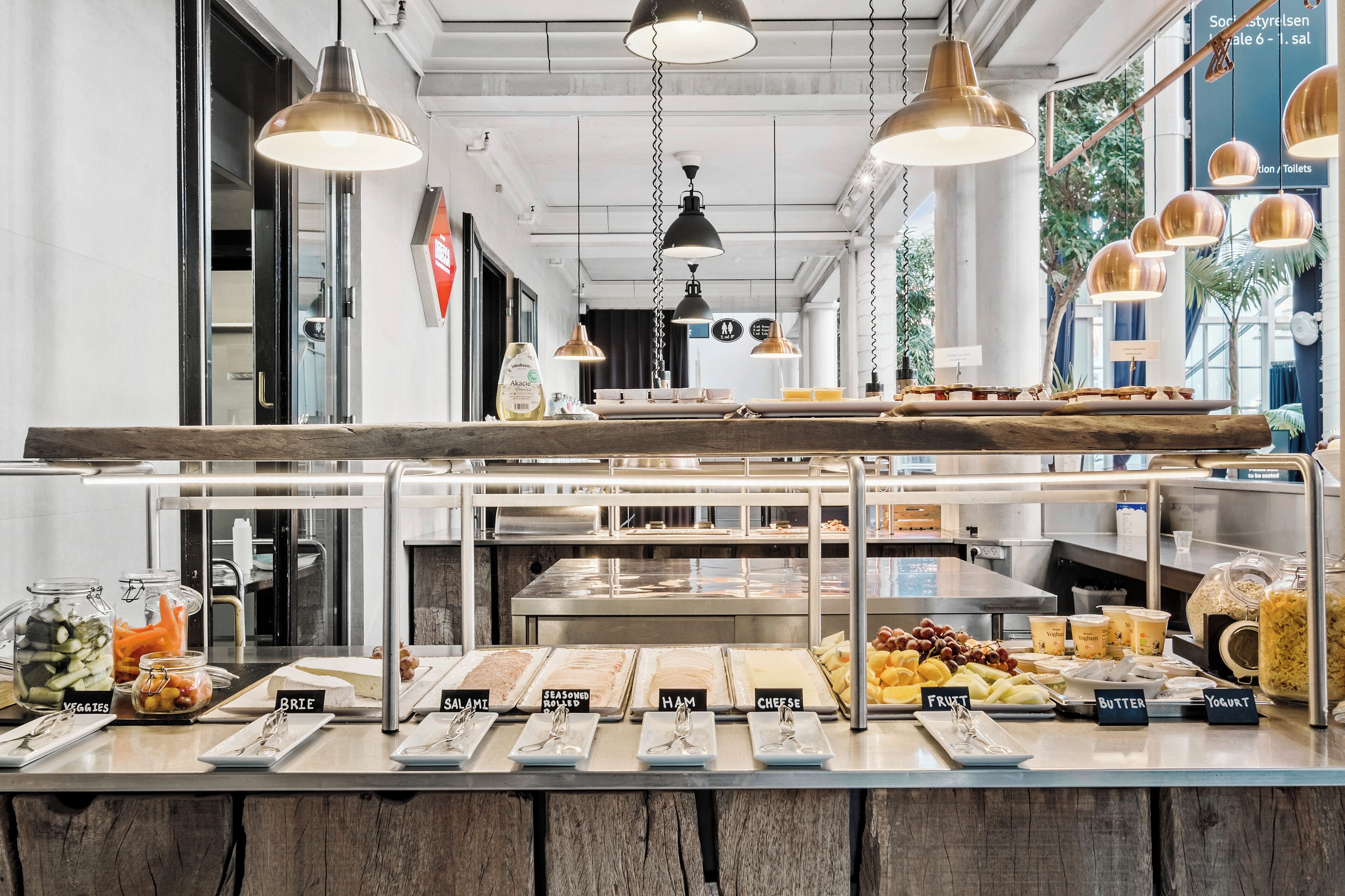 每日供應吃到飽早餐 (每人 DKK145)