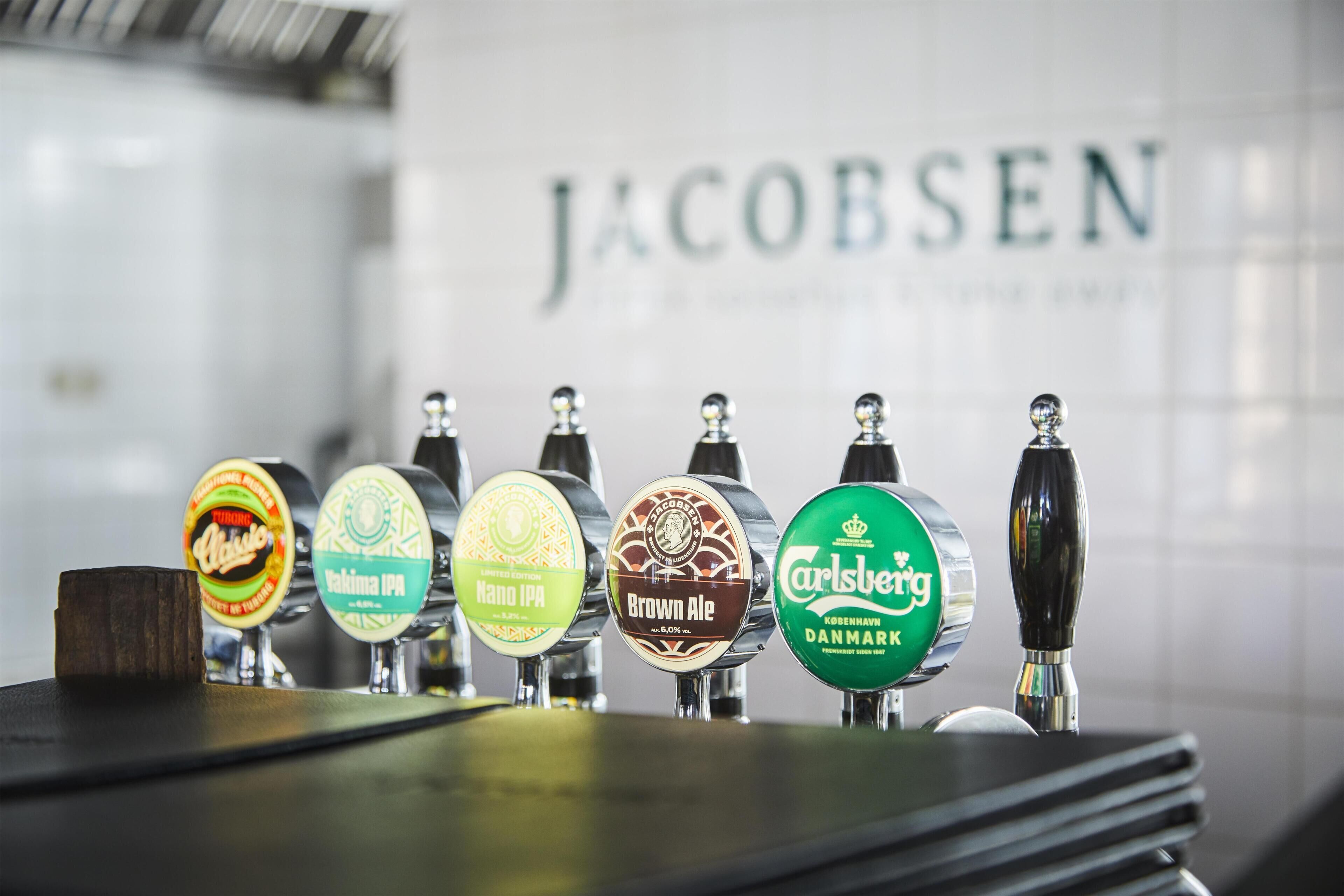 A bar with beer taps labeled with different beer brands.