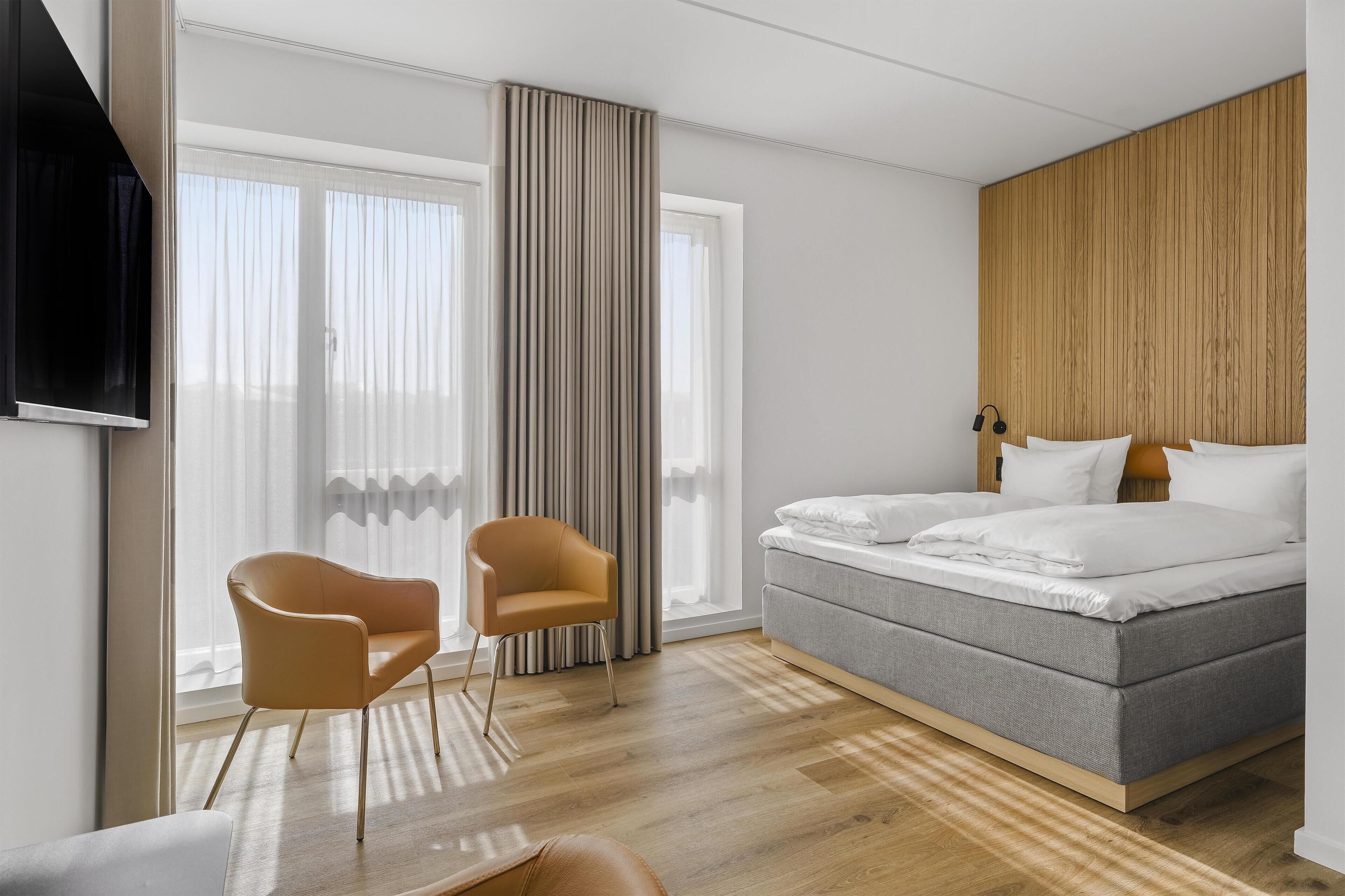 Hypo-allergenic bedding, in-room safe, desk, laptop workspace