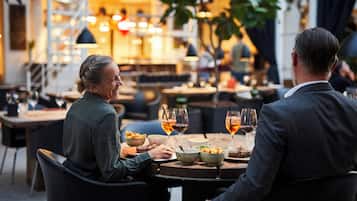3 Restaurants; Mittagessen und Abendessen werden serviert