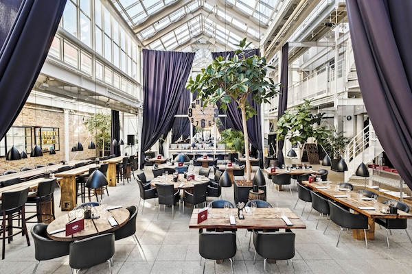 3 restoran, makan tengah hari, makan malam dihidangkan; masakan Itali