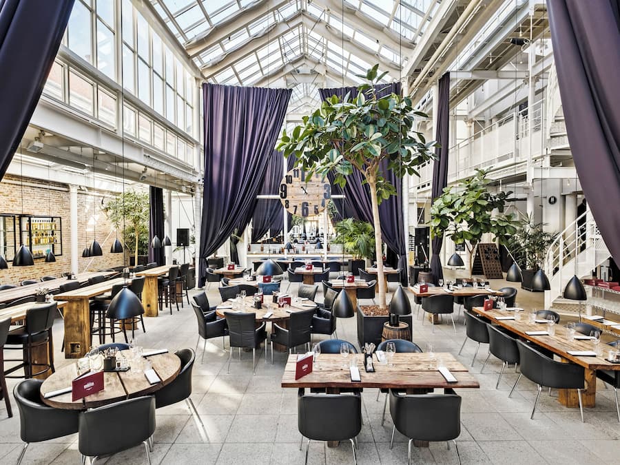 3 restaurantes, com serviço de almoço e jantar; culinária italiana