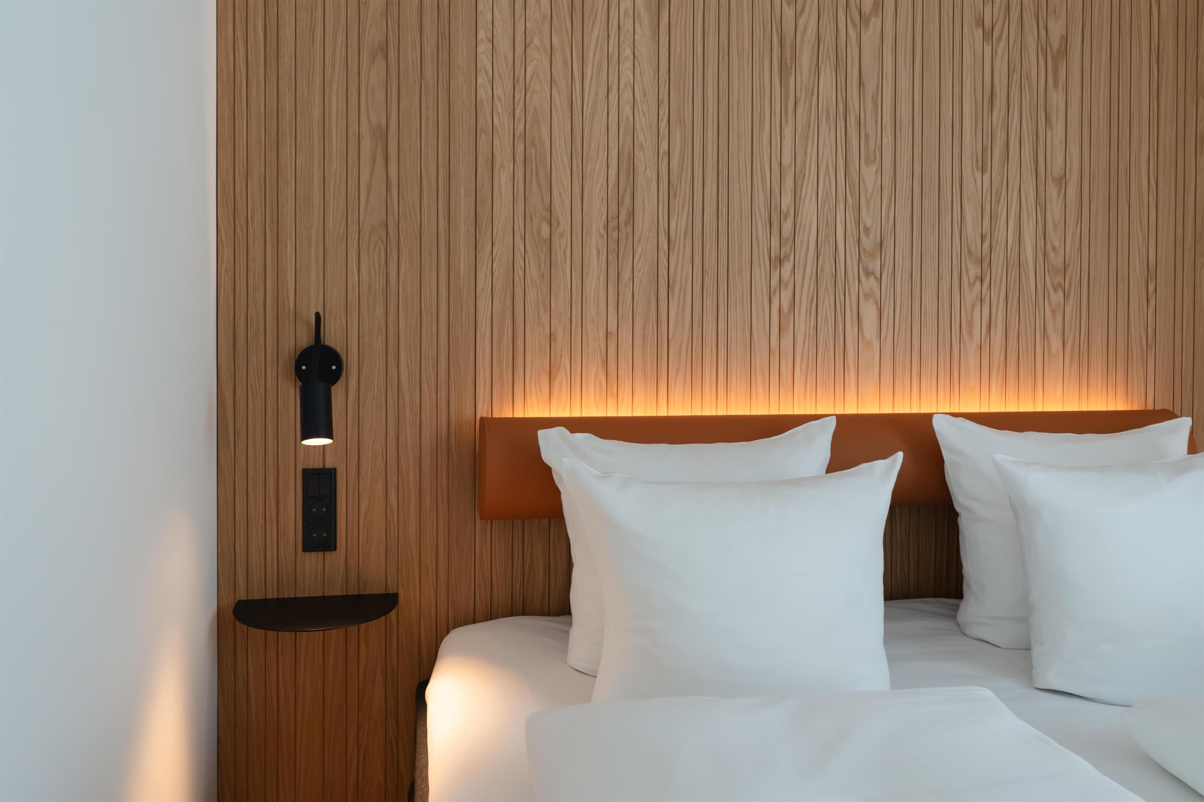 Economy Room, 1 Queen Bed, Non Smoking | Hypo-allergenic bedding, in-room safe, desk, laptop workspace