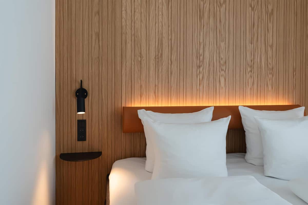 Economy Room, 1 Queen Bed, Non Smoking | Hypo-allergenic bedding, in-room safe, desk, laptop workspace