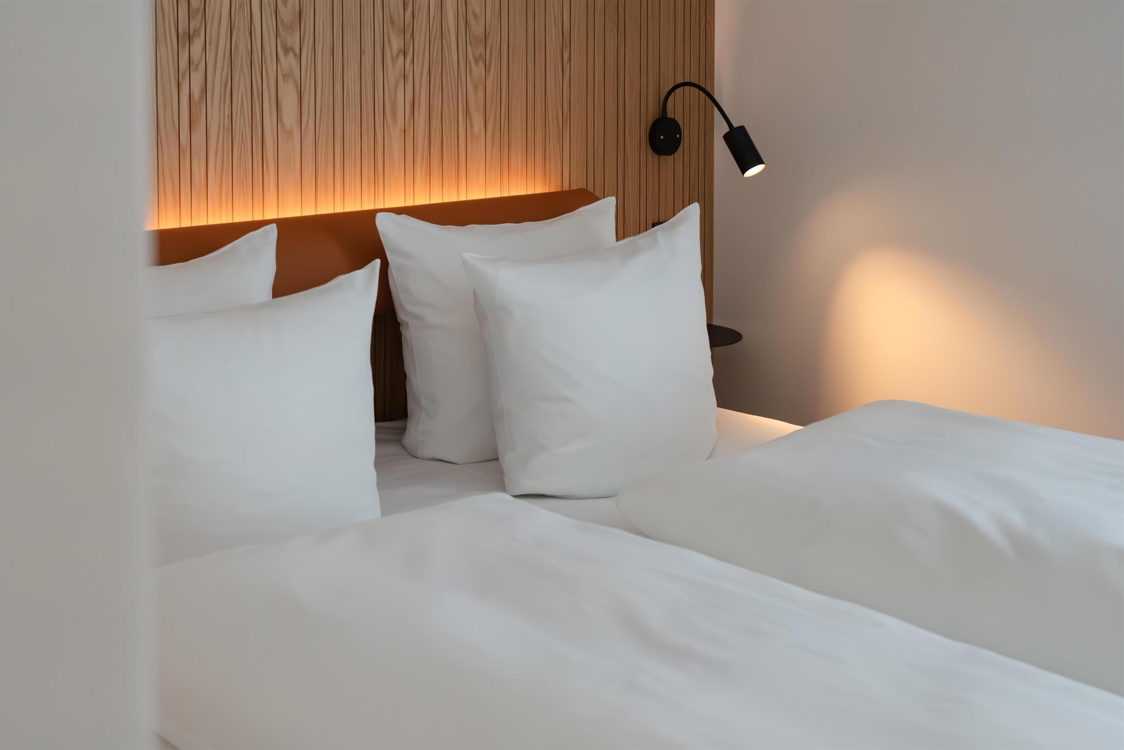 Standard Room, 1 King Bed, Non Smoking | Hypo-allergenic bedding, in-room safe, desk, laptop workspace