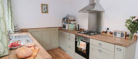 Lave-vaisselle, batterie de cuisine, vaisselle et ustensiles