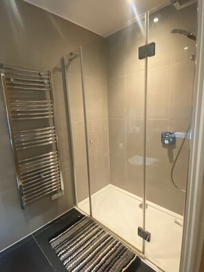 Shower, hair dryer, towels, soap - Stunning Apartment with Balcony - O2 Arena! (London)